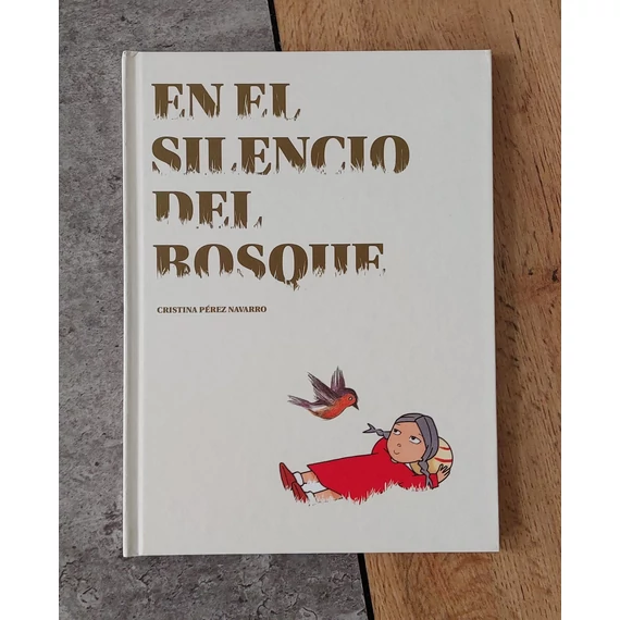 Cristina Pérez Navarro: En el silencio del bosque, a buen paso-silent book